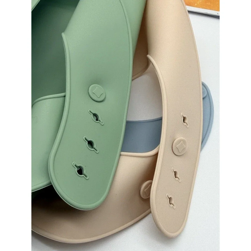 NEW Munchkin White Hot 4 Safety Spoons, BPA-Free, and 3 Silicone Bibs